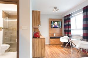 Televízia a/alebo spoločenská miestnosť v ubytovaní ActivPark Apartments