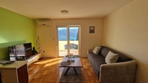 a living room with a couch and a table at Mathilda's Apartment in Španjola