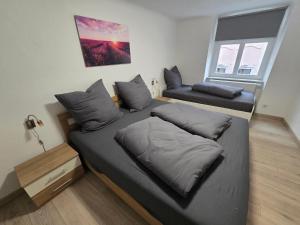 a small bedroom with a bed and a window at FERIENWOHNUNG 52m2 APARTMENT in ZITTAUER STADTZENTRUM INNENSTADT INNENRING TOP LAGE - WOHNEN AUF ZEIT IN ZITTAU - 2 RAUM WOHNUNG EINKAUFSSTRASSE in Zittau