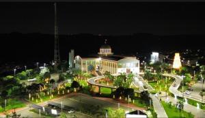 eine Stadt in der Nacht mit einem Gebäude und Straßenbeleuchtung in der Unterkunft Quarto casal in Trindade
