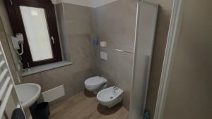 a small bathroom with a toilet and a sink at Casa del centro in Leinì