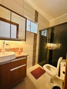 un bagno con wc, lavandino e doccia di Casa Cataratas a Foz do Iguaçu