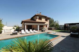 a villa with a swimming pool and a house at Casa Jardin del Valle TuCasaTemporal in Seseña