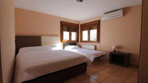 a bedroom with two beds and a window at Casa Jardin del Valle TuCasaTemporal in Seseña +12 photos
