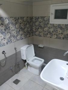 Et badeværelse på غرفة فندقية