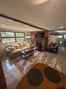 ShirleyにあるCabin in Nature at Cliffwood Colonyのソファと暖炉のあるリビングルーム