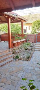 d'un jardin avec une pergola en bois et une terrasse. dans l'établissement Marija apartmani, à Kraljevo