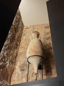 a large vase sitting on top of a wall at Pou by Seaward Suites in Villajoyosa +13 photos