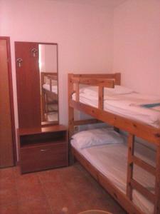 Un pat sau paturi într-o cameră la Apartments Demo