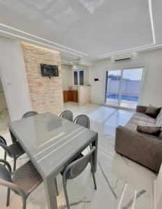 a living room with a table and a couch at Elhanaa 