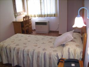 Łóżko lub łóżka w pokoju w obiekcie Hotel Mesón el Castillo