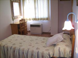 Łóżko lub łóżka w pokoju w obiekcie Hotel Mesón el Castillo