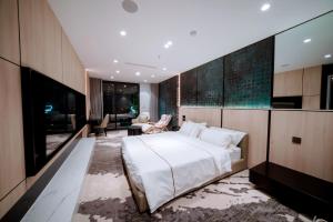 Una cama o camas en una habitación de X-Digital HOTEL 23 fotos más