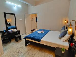 Katil atau katil-katil dalam bilik di Hidden Gem - Private 1BHK, Fully Furnished Elegant Stay with Indoor Canopy & Fast Wi-Fi +21 gambar