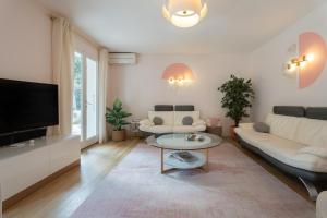 a living room with a couch and a table at Olyma - Spacieuse - Familiale - Piscine & Climatisé in Éguilles
