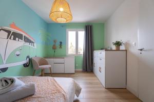 a bedroom with green walls and a bed and a desk at Olyma - Spacieuse - Familiale - Piscine & Climatisé in Éguilles +25 photos
