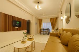 Ruang duduk di Hidden Gem - Private 1BHK, Fully Furnished Elegant Stay with Indoor Canopy & Fast Wi-Fi