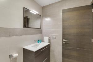 a bathroom with a sink and a mirror at Edificio Bentejui 2 in Las Palmas de Gran Canaria