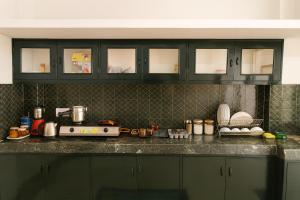 Dapur atau dapur kecil di Hidden Gem - Private 1BHK, Fully Furnished Elegant Stay with Indoor Canopy & Fast Wi-Fi