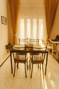 une salle à manger avec une table et des chaises et une fenêtre dans l'établissement Hidden Gem - Private 1BHK, Fully Furnished Elegant Stay with Indoor Canopy & Fast Wi-Fi, à Hyderabad