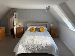 Un dormitorio con una cama con dos almohadas encima. en Lower Bryanston Farm, en Blandford Forum