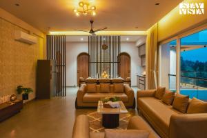 O zonă de relaxare la StayVista at Zenith Palms