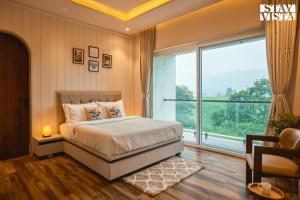 Un pat sau paturi într-o cameră la StayVista at Zenith Palms