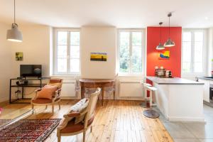 TV a/nebo společenská místnost v ubytování Clos Saint Benoît