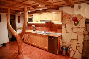 una cocina con fregadero y encimera en Apartman Matej, en Liptovský Mikuláš