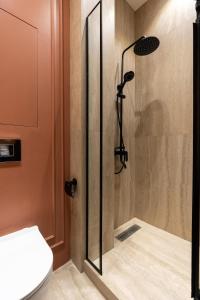 Un baño con ducha con puerta de cristal. en Elegant central apartment, en Toshkent-Passajir Bekati 14 fotos más