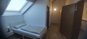 a small bedroom with a bed and a window at Reihenendhaus bei Nürnberg in Petersaurach