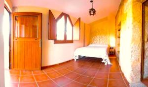 Postel nebo postele na pokoji v ubytování A Casa do Aloumiño da Auga Mondariz VT-PO-00148 y SPA Prexigueiro Obsequio entrada por persona a circuito termal