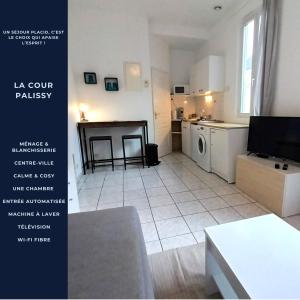a room with a kitchen and a living room at La Cour Palissy in Tours