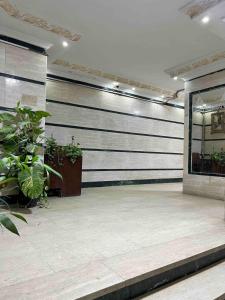 Una habitación con rayas blancas y negras en la pared. en Hi Pyramids, en El Cairo