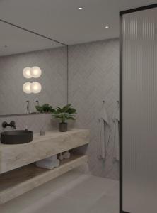 une salle de bain avec un lavabo et un miroir dans l'établissement Hotel Viking, à Hafnarfjörður 57 autres photos
