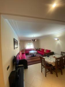 a living room with a table and a couch at Golf 47 A in Asilah
