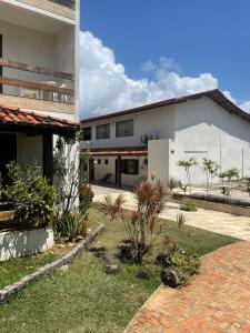 a house with a courtyard with plants at Apartamento Estúdio Beira Mar in Ilhéus