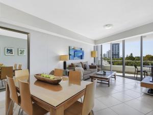 マルーチードールにあるザ シーベル マルチドールのテーブルとソファのあるリビングルーム