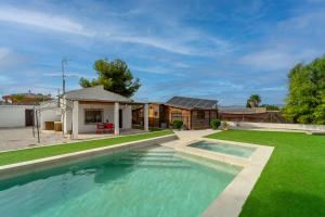 una piscina nel cortile di una casa di La Casa de Madera de VillaFátima a Barrio de las Cuevas