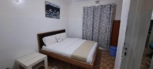 キタレにあるJoy's One Bedroom Apartmentのベッドと窓のある小さな寝室