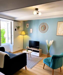 Una sala de estar con un sofá y un televisor. en Le Dolce Vita Cœur de ville, en Dole 20 fotos más