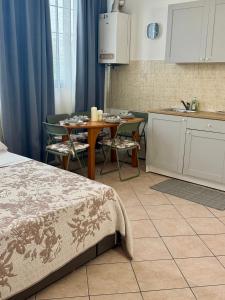 a room with a kitchen and a table with chairs at Aparthotel Dergano 2 near metro stop in Milan