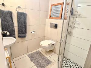 een kleine badkamer met toilet en wastafel bij 105 Gouriqua Mosselbay in Mosselbaai
