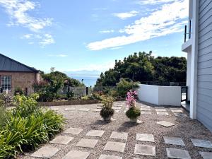 een patio met potplanten aan de zijkant van een huis bij 105 Gouriqua Mosselbay in Mosselbaai