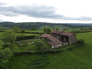 una casa vieja en medio de un campo en Chambre d'hôtes La Framboisine, en Bourgvilain 2 fotos más