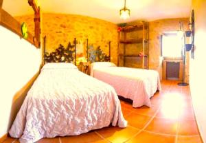 Postel nebo postele na pokoji v ubytování A Casa do Aloumiño da Auga Mondariz VT-PO-00148 y SPA Prexigueiro Obsequio entrada por persona a circuito termal