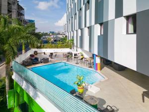 an overhead view of a swimming pool on a building at Ibis Styles Accra Airport in Accra