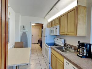 Kuchyň nebo kuchyňský kout v ubytování Harbour Beach Resort 505