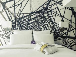 1 cama en una habitación en blanco y negro en Mercure Paris Malakoff Parc des Expositions, en Malakoff 35 fotos más