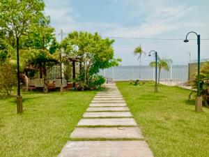 a path through a park next to the beach at Casa Pé na Areia in Santarém